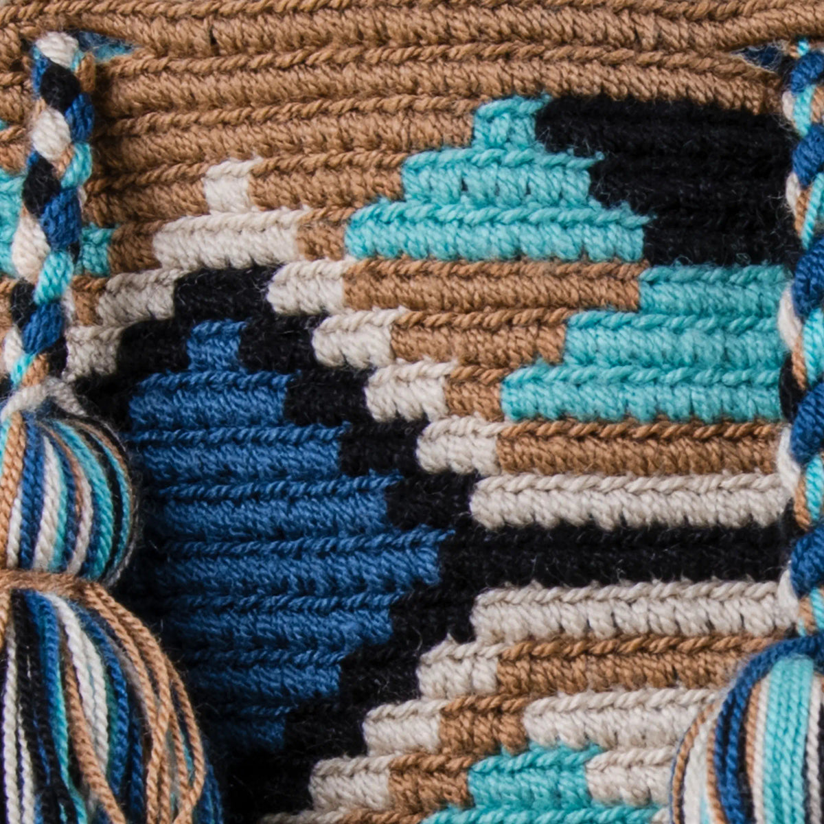 Close-up of Pasto Wayuu Mochila showing geometric handwoven pattern in blue, turquoise, black and beige – Maison Monserrate