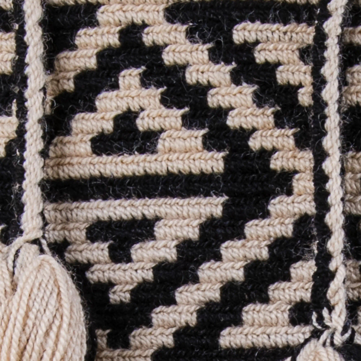 Close-up of Guajira Wayuu Mochila showing detailed single-thread geometric handweaving in black and beige – Maison Monserrate