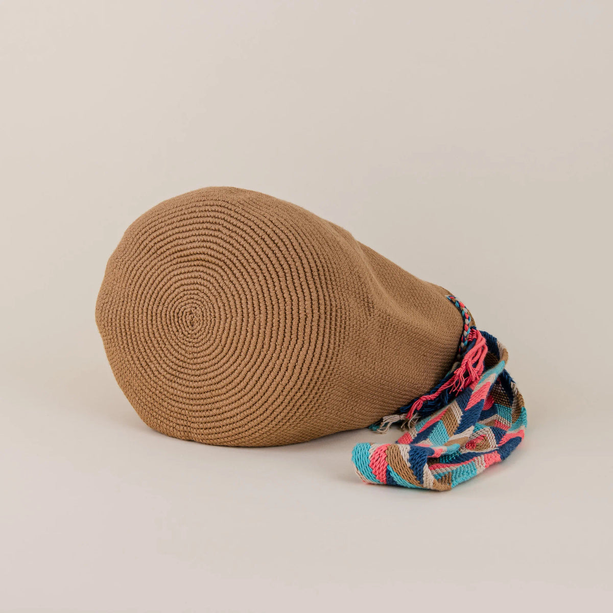 Bottom detail of Jardin Wayuu Mochila showing circular handwoven construction and multicolor geometric shoulder strap – Maison Monserrate